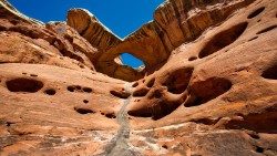 canyonlands-1730077_1920.jpg
