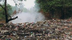 garbage-2832778_1920.jpg