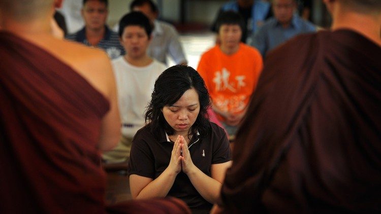 Mulher budista em oração
