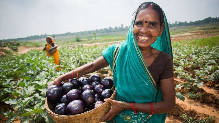 Frauen spielen in der traditionellen Landwirtschaft eine „herausragende Rolle“ und sind für 60 bis 80 Prozent der Nahrungsmittelproduktion in den Entwicklungsländern verantwortlich, beobachtet Caritas Internationalis.