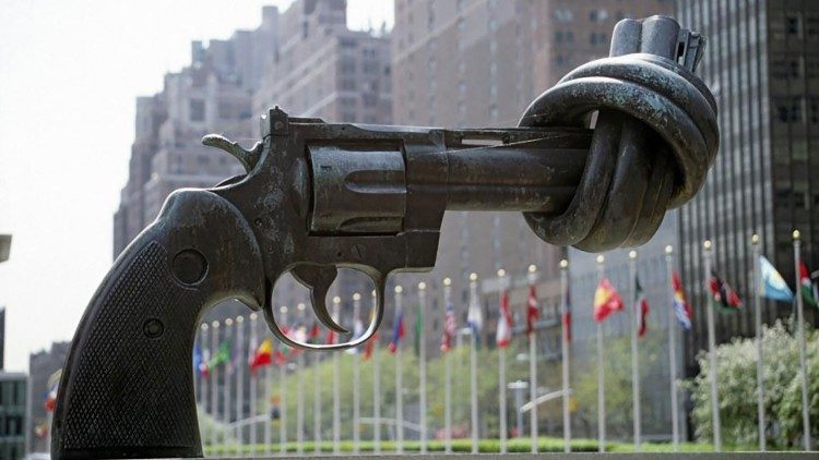 Skulpturen Non violence av Karl Fredrik Reuterswärd utanför FN i New York