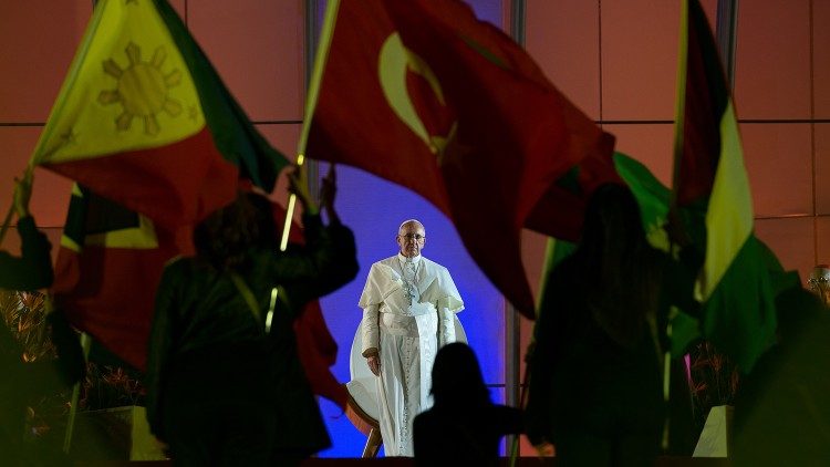 Enarboladas las banderas de Brasil a la llegada del Papa el 25 de julio de 2013 