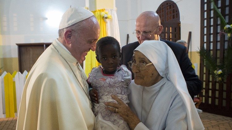 2015.11.29 viaggio apostolico in Africa 2015, Papa Francesco saluta suor Maria Concetta Esu a Bangui