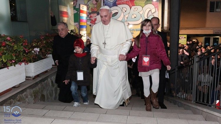 Папа Франциск с детьми в больнице "Бамбино Джезу"
