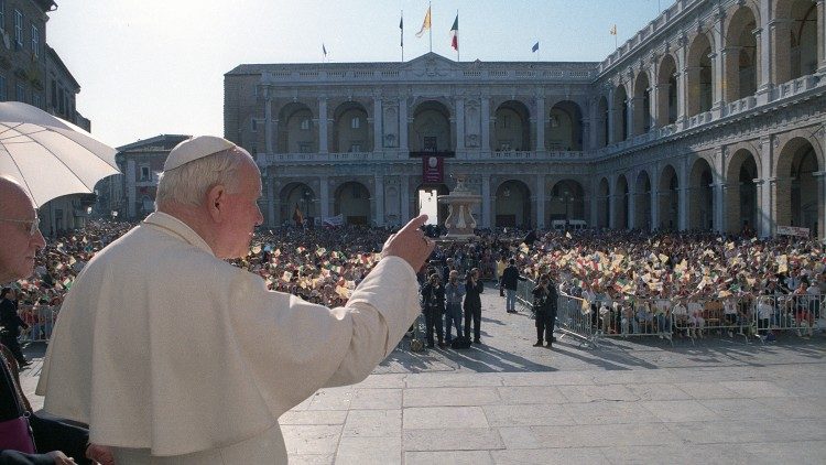 Papa Giovanni Paolo II in visita pastorale a Loreto  1995