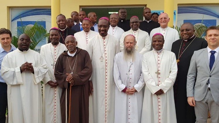 Bispos da CEAST, Angola, e alguns sacerdotes