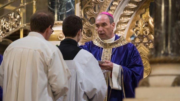 Udvardy György pécsi megyéspüspök Hamvazószerdán a pécsi bazilikában