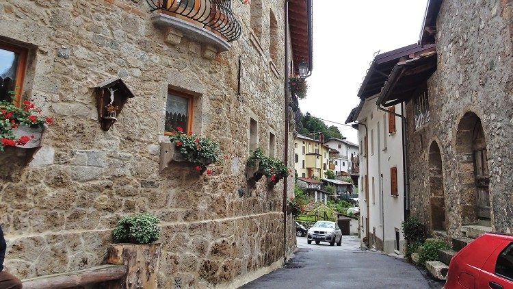 Uno scorcio del borgo di Illegio tra i monti del Friuli