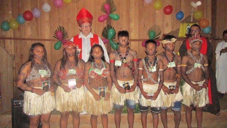 Dom Frei Wilmar Santin com fiéis membros de comunidade indígena da prelazia