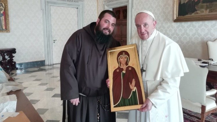 Pater Antenucci mit der Ikone der Muttergottes der Stille bei Papst Franziskus