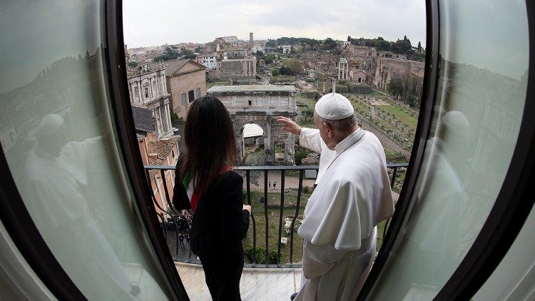 Papa Franjo s gradonačelnicom Rima tijekom posjeta Kapitoliju