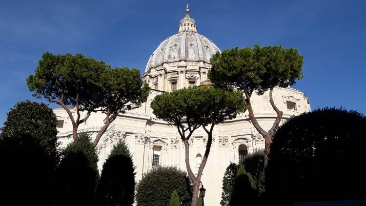 Ilustračná snímka: Vatikánske záhrady s kupolou Bazliky sv. Petra