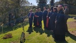 2019.03.28 Giardini Vaticani L'Albero Polacco, mons. Grocholewski, mons. Bertello.jpg
