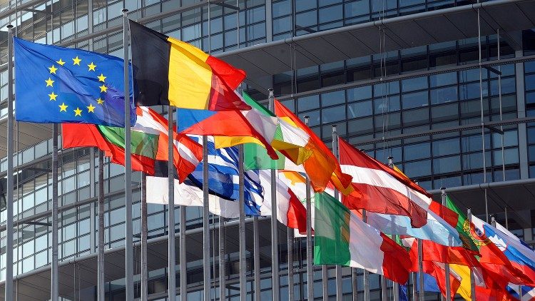 Flaggorna utanför Europaparlamentet