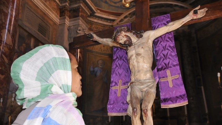 2019.03.28 Donna Etiope sta pregando sto la Croce, donna in preghiera, crocifisso