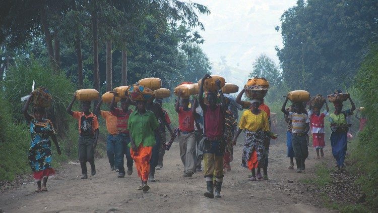 Muškarci i žene na putu u Demokratskoj Republici Kongo