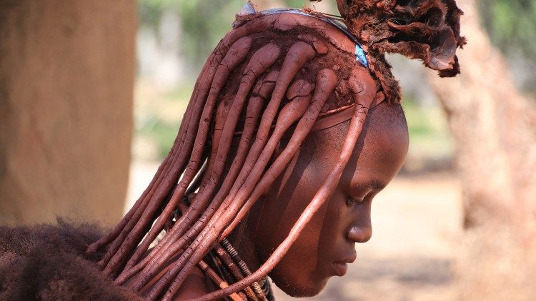 2019.03.28 donna in Namibia, Africa, povertà, cultura tribale, acconciatura tradizionale namibiana