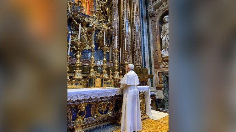 Papa Francesco in preghiera a Santa Maria Maggiore