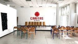 02 Deca Caritas - la sala dove il Papa incontrerà i migranti (1)aem.jpg