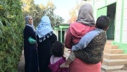 07 Deca Temara Le mamme portano i figli al Centro alle 8 del mattinoAEM.jpg