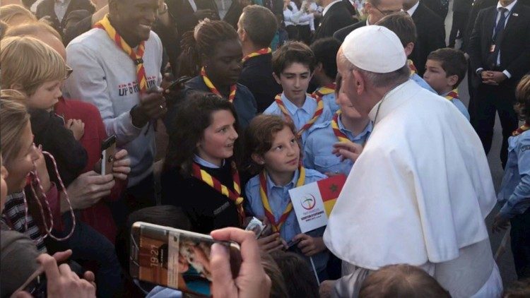 Der Papst bei seiner Marokko-Reise mit Gläubigen vor der Nuntiatur von Rabat, Archivbild 30.03.2019 
