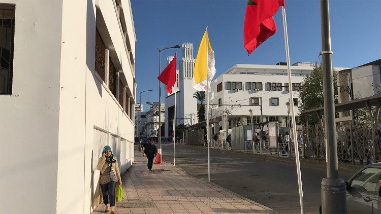 2019.03.30 Marocco Rabat cattedrale attesa Papa bandiere 01a.jpg