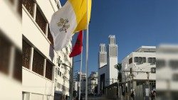 2019.03.30 Marocco Rabat cattedrale attesa Papa bandiere 02.jpg