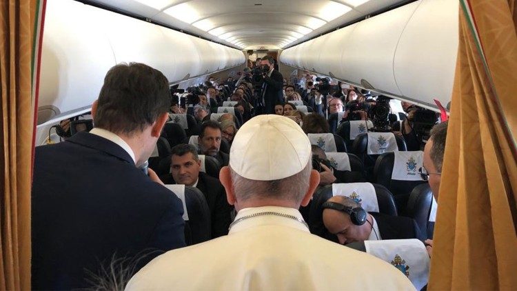 Ferenc pápa válaszol az újságíróknak Marokkóból hazatérőben