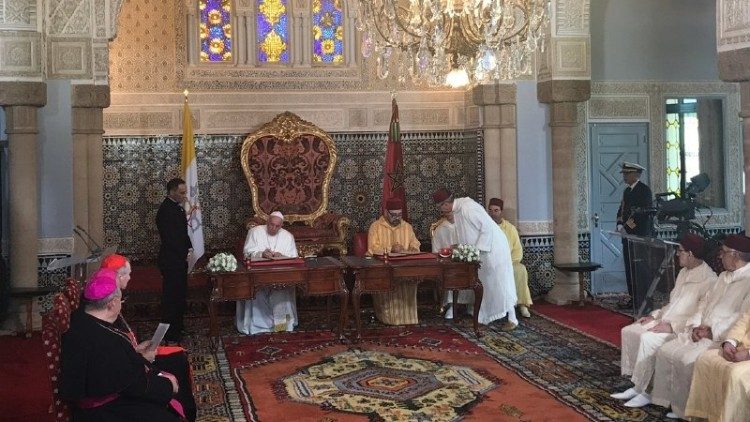 Le Pape François et le roi du Maroc lors de la signature de leur appel conjoint pour Jérusalem.