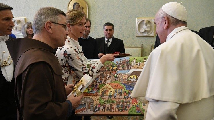 Папата с членовете на  Missionszentrale der Franziskaner,