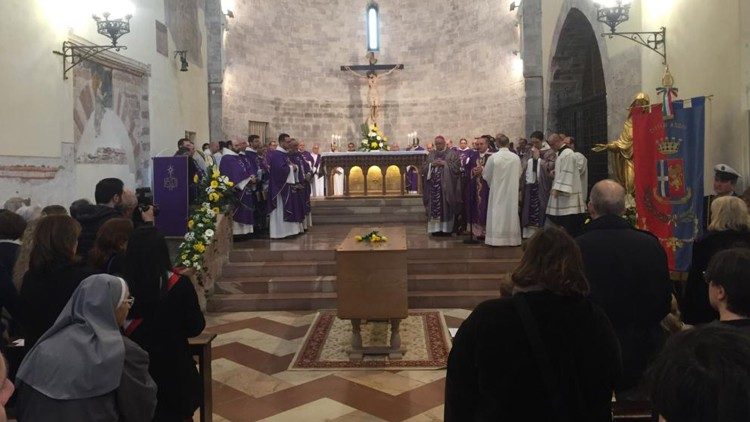 Mária templom Assisiben, ahová "átvitték" Carlót 