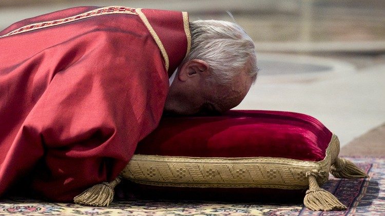 2018.03.30 Adorazione della Croce, Papa Francesco in preghiera, crocifisso