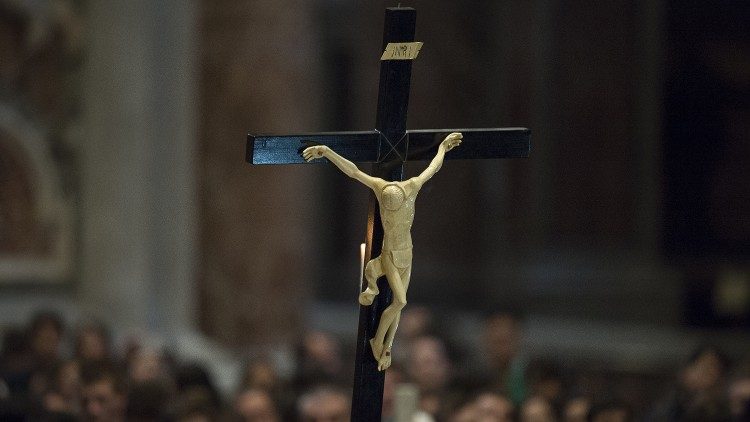 Adoration de la Croix par le Pape le 30 mars 2018