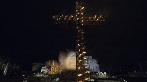 Nella Via Crucis al Colosseo i nuovi crocifissi di oggi 