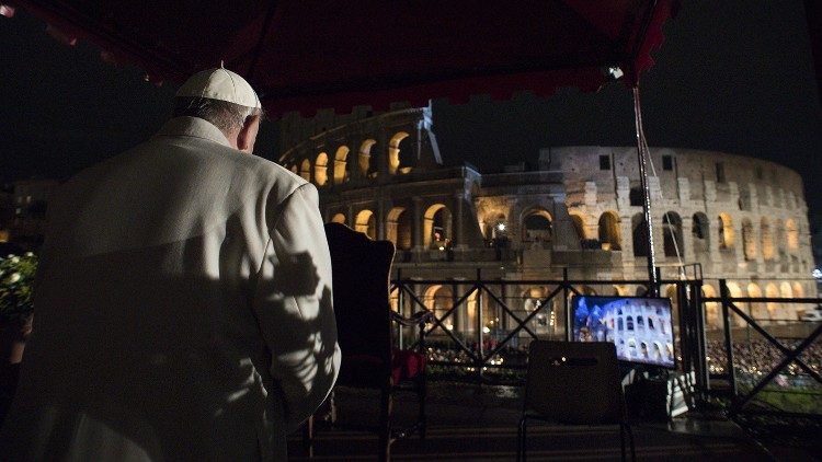 En 2019, Francisco preside el Vía Crucis en el Coliseo, último antes del comienzo de la pandemia..