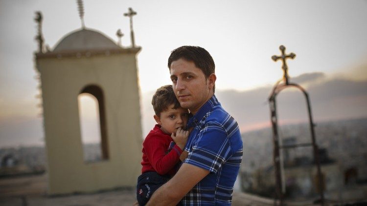 Iraki keresztény édesapa gyermekével 