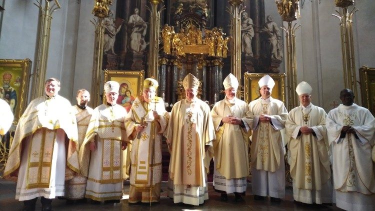 Le cardinal Sandri, Préfet de la Congrégation pour les Églises orientales, avec les dignitaires de l'exarchat grec-catholique tchèque, notamment son exarque Mgr Ladislav Hucko