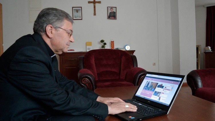 Kiro Stojanov, Bischof von Skopje in Nordmazedonien, liest Vatican News auf mazedonisch