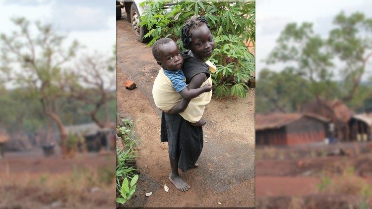 En África los niños más grandes cuidan a los más chicos