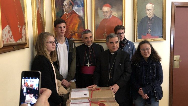 Cardeal Angelo Becciu, Dom Dominique Lebrun e jovens franceses