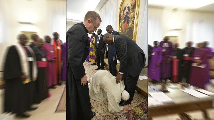 Papa Francesco bacia i piedi dei leader del Sud Sudan (11 aprile 2019)