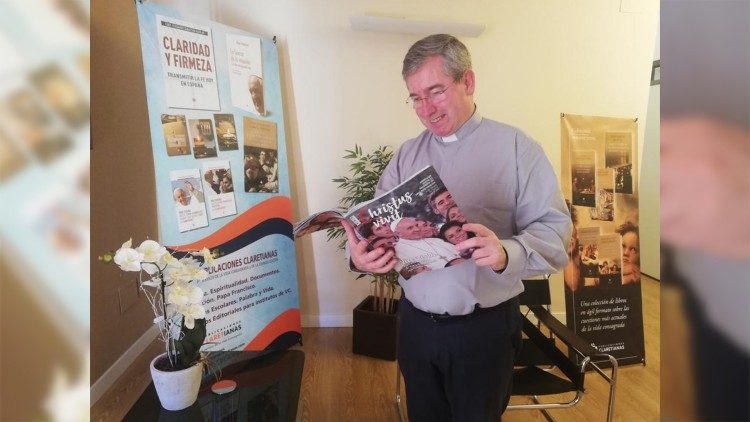 Padre Fernando Prado  director de Publicaciones Claretianas Madrid presentando la Exhortación en formato revista