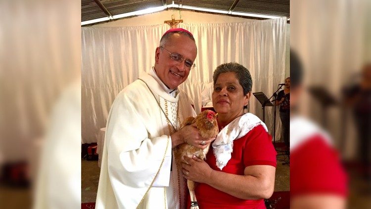 El Papa sonrió con esta foto, le dijo a Mons. "Mira que bonito nuestra gente, ¡esta señora que te llevó esta gallina!" 