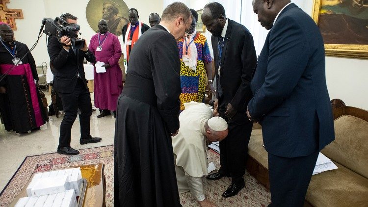 O Papa beija os pés dos líderes do Sudão do Sul no final do retiro espiritual no Vaticano