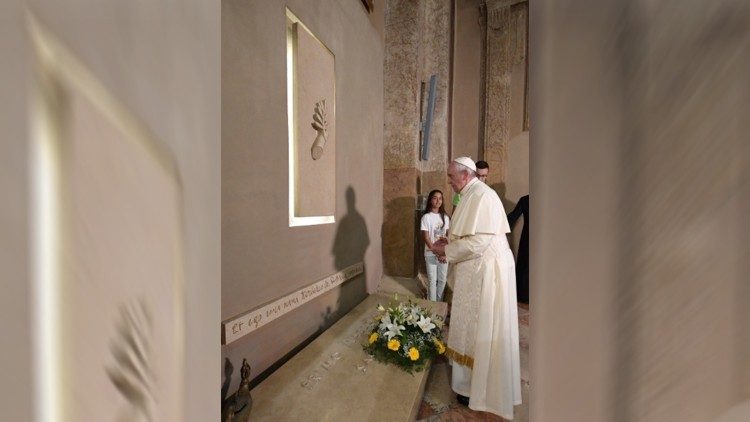 Papa Francesco in preghiera sulla tomba di don Primo Mazzolari