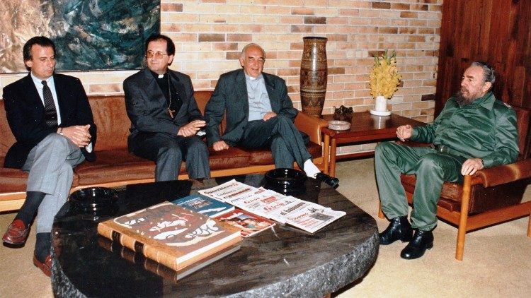 A Cuba nel 1997, l'incontro con Fidel Castro per organizzare lo storico viaggio del gennaio 1998. Da sinistra Gasbarri, il nunzio Beniamino Stella e padre Tucci