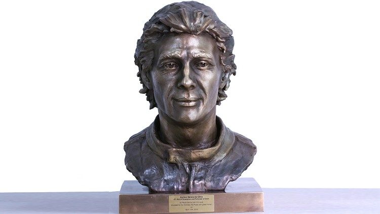 2019.04.15 Busto Ayrton Senna verrà consegnato al papa in piazza s pietro il mercoledì 17 aprile
