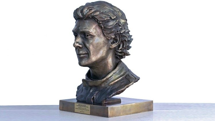 2019.04.15 Busto Ayrton Senna verrà consegnato al papa in piazza s pietro il mercoledì 17 aprile