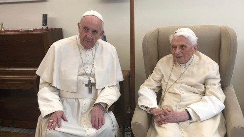 Påven Franciskus hälsar på hos Benedictus XVI