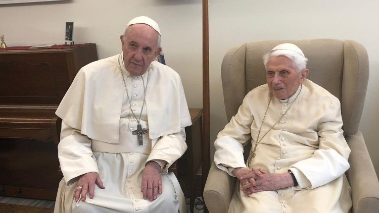 Påven Franciskus och påven emeritus Benedixtus XVI 